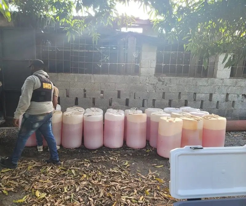 Capturan tres hombres vinculados a red de narcotráfico en Baní; ocupan fusil, armas cortas y vehículos