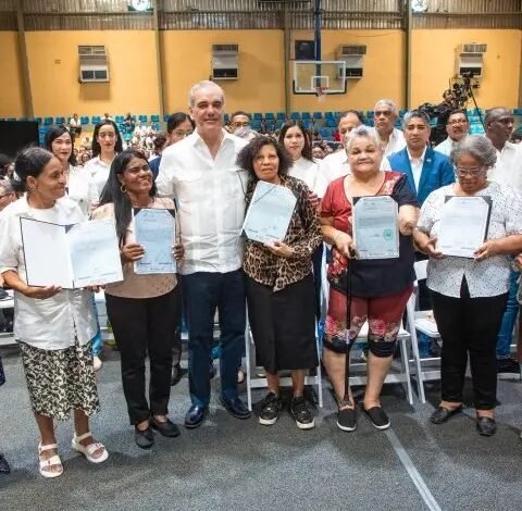 Abinader entrega en Haina 1,279 títulos de propiedad