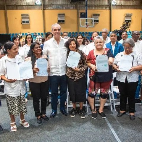 Abinader entrega en Haina 1,279 títulos de propiedad