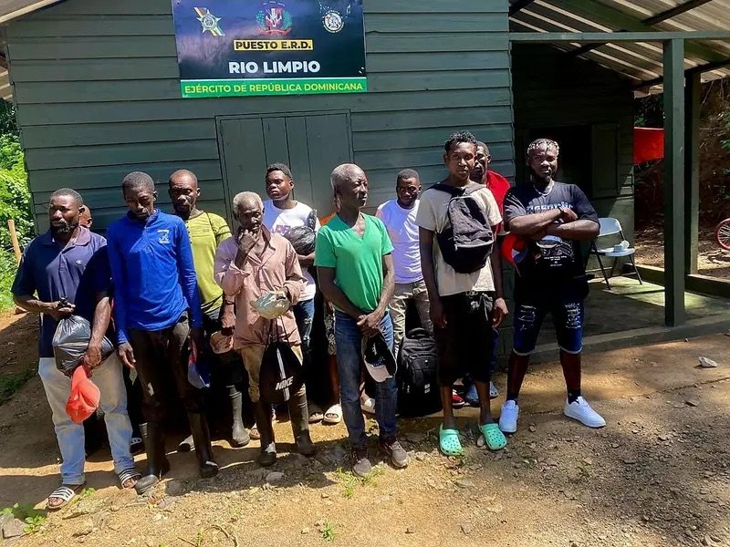 Detienen 11 haitianos indocumentados que intentaron ingresar al país por Elías Piña