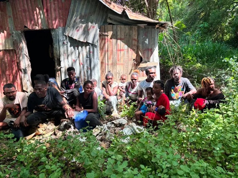 Ejército detiene a 15 haitianos indocumentados ocultos en casucha utilizada como centro de acopio