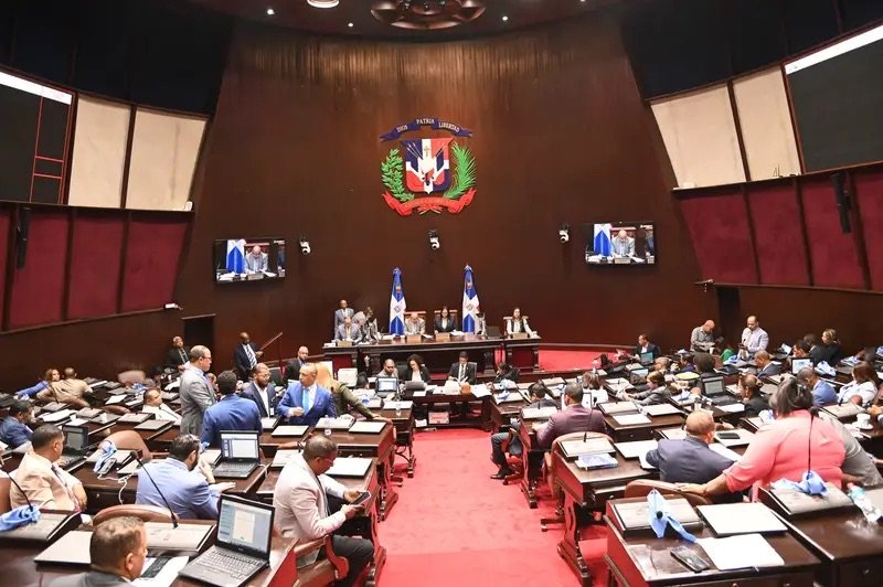 Proyecto en la Cámara de Diputados busca descontar salario a maestros que falten a clases por huelgas