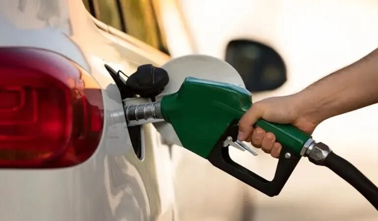 Gobierno congela precios de combustibles esenciales