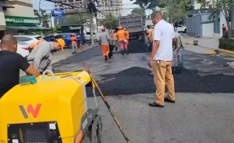Obras Públicas realiza amplia jornada de bacheo y asfaltado en calles y avenidas de la capital