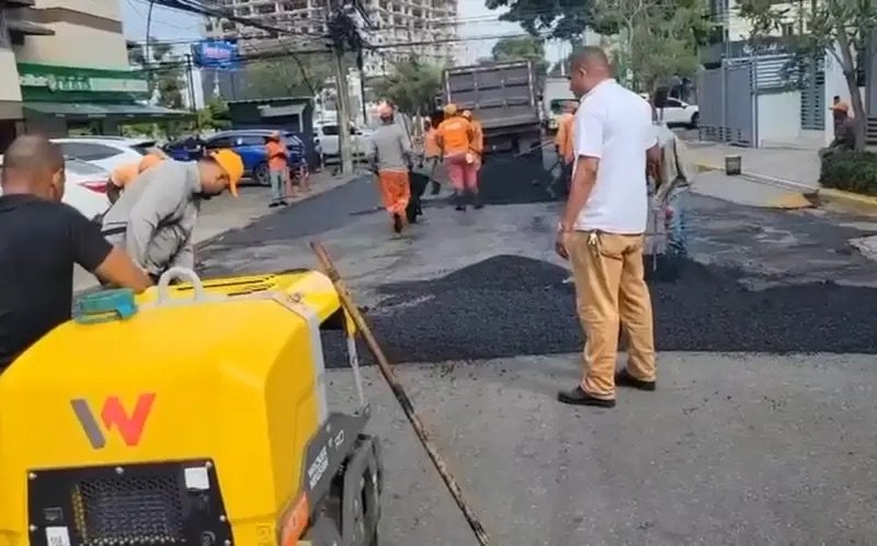 Obras Públicas realiza amplia jornada de bacheo y asfaltado en calles y avenidas de la capital