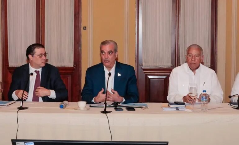 Abinader afirma que la cooperación entre el Gobierno y sectores productivos fortalece la estabilidad y protege a la población de efectos externos
