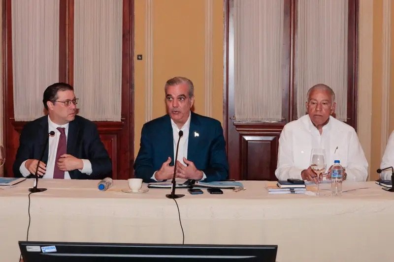 Abinader afirma que la cooperación entre el Gobierno y sectores productivos fortalece la estabilidad y protege a la población de efectos externos