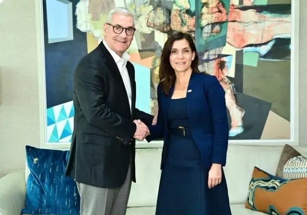 Embajadora de EEUU sigue encuentros con políticos dominicanos; este lunes se reunió con Gonzalo Castillo