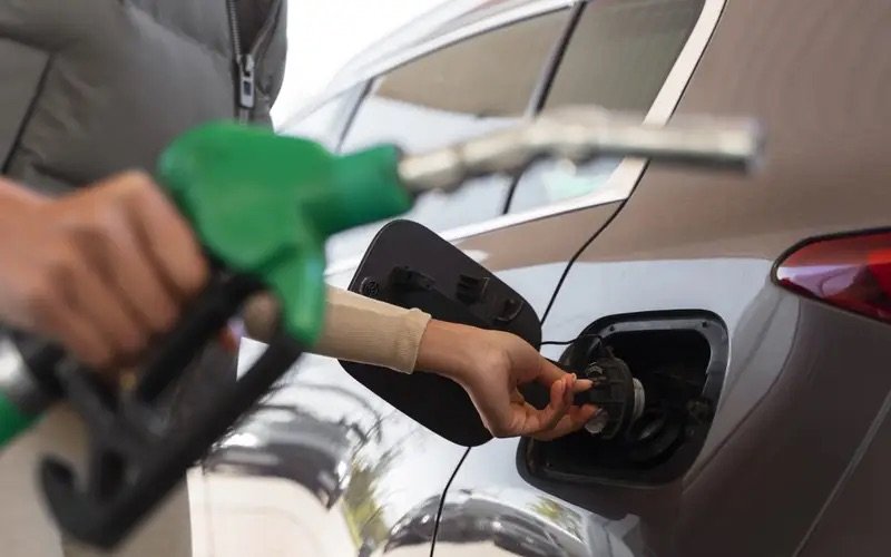Gobierno reajusta combustibles y activa período de congelación de precios