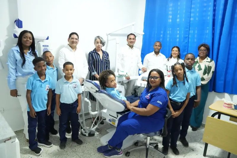 INABIE lleva atención bucal a estudiantes de Boca Chica