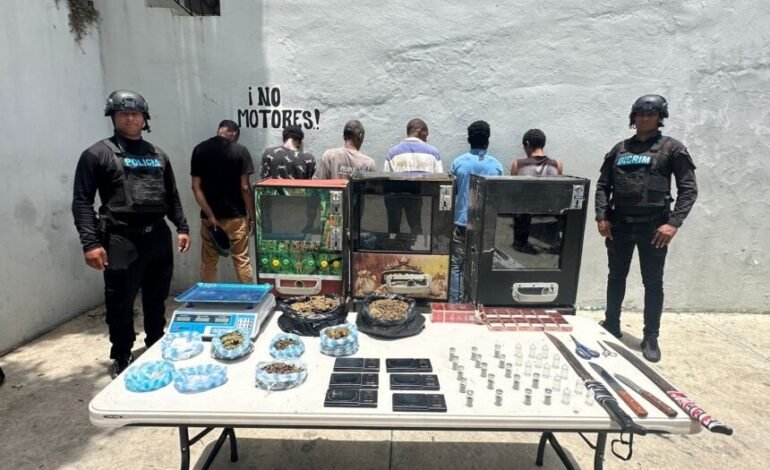 Policía incauta drogas, tragamonedas y productos sin registro en Capotillo; ocho detenidos