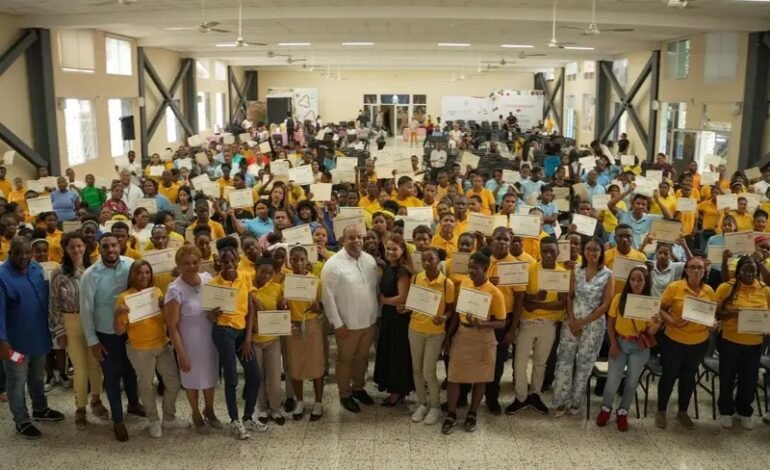 Regional 15 de Educación entrega certificados a estudiantes de Primaria del Subsistema de Jóvenes y Adultos