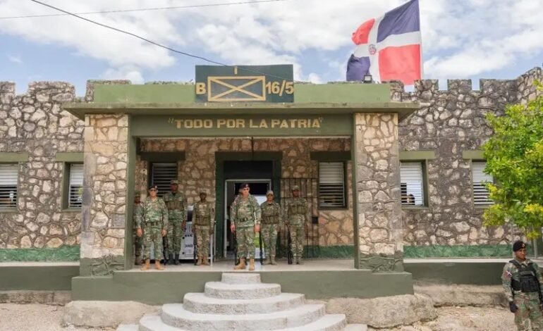 Comandante del Ejército recorre puestos de control en la frontera dominico-haitiana