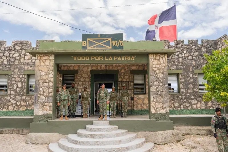Comandante del Ejército recorre puestos de control en la frontera dominico-haitiana