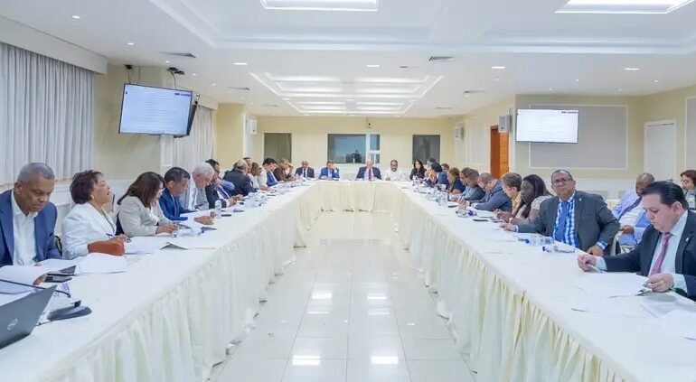 Comisión Bicameral que estudia proyecto de ley de Medidas Pro Crecimiento Económico escuchará este martes a Magín Diaz y a la AIRD