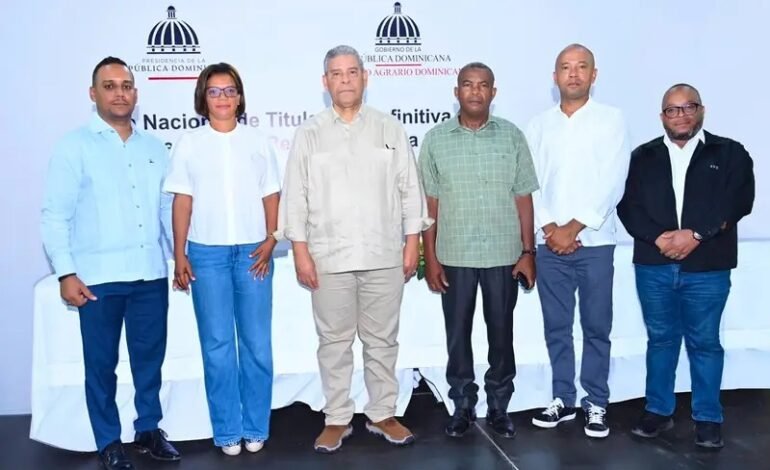 Después de hasta 55 años de espera, miles de parceleros de Monte Plata inician el camino hacia su título definitivo