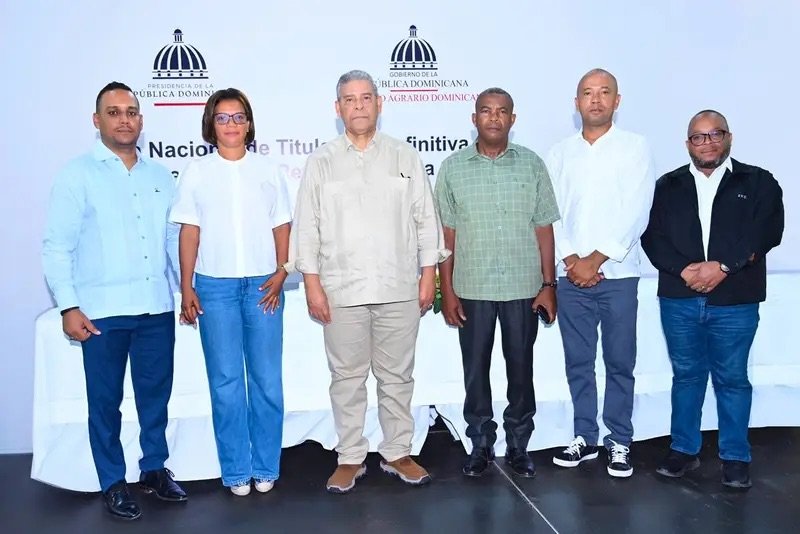 Después de hasta 55 años de espera, miles de parceleros de Monte Plata inician el camino hacia su título definitivo