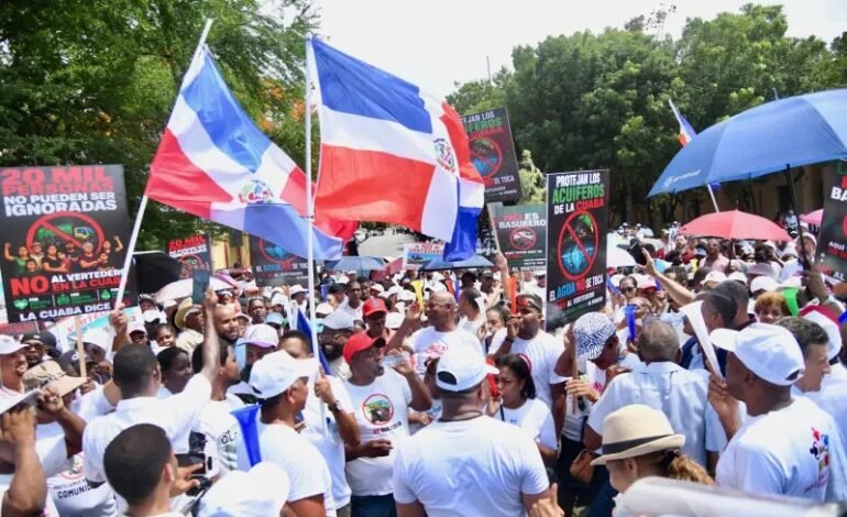 Residentes de La Cuaba protestan frente al Palacio en rechazo a instalación de vertedero