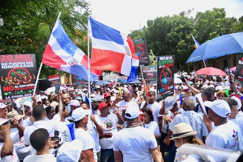 Residentes de La Cuaba protestan frente al Palacio en rechazo a instalación de vertedero