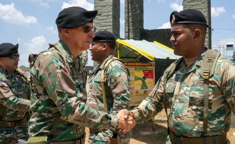 Comandante del Ejército realiza recorrido por unidades fronterizas en provincias Elías Piña y Dajabón