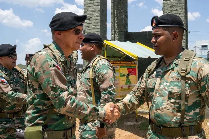 Comandante del Ejército realiza recorrido por unidades fronterizas en provincias Elías Piña y Dajabón