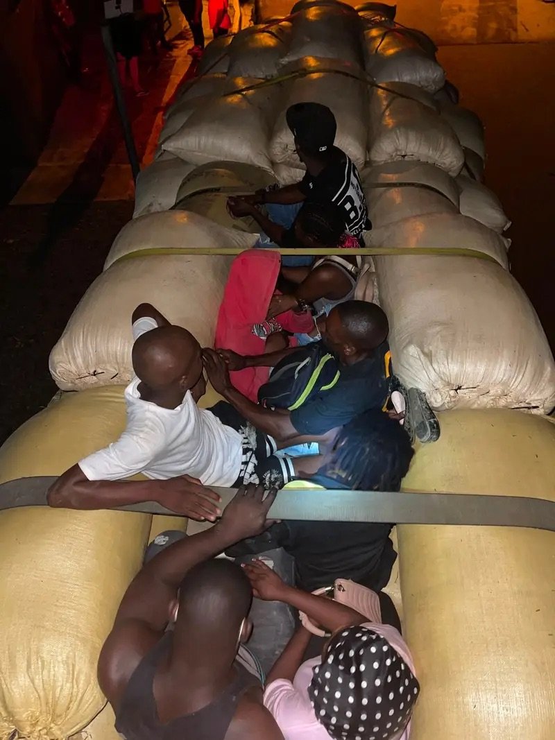 Ejército dominicano detiene camión con 10 haitianos ocultos en una carga de arroz