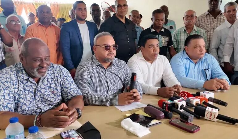 Asociaciones del transporte llaman a choferes a no aumentar “un solo peso” a las tarifas