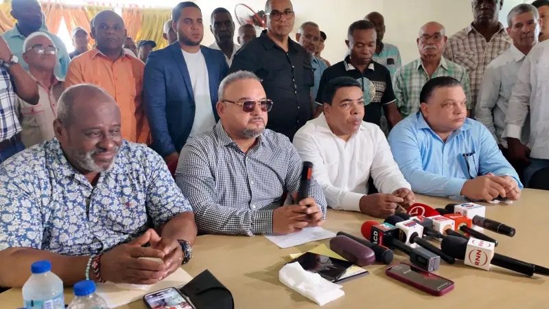 Asociaciones del transporte llaman a choferes a no aumentar “un solo peso” a las tarifas