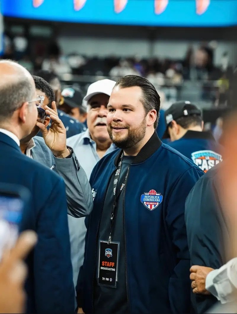 FEDOMBAL reconoce a Orlando Jorge Villegas por hacer posible la transmisión de la ventana FIBA del RD vs. EE.UU.