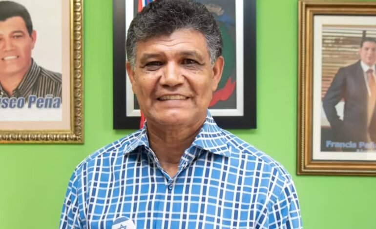 Alcalde Francisco Peña genera polémica al pedir a regidores de SDO que le permitan viajar durante dos años sin necesidad de permiso