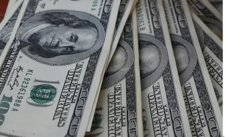 El dólar continúa bajando en el mercado nacional; se compra a 58.94 y se vende a 59.11 la unidad