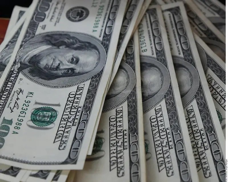 El dólar continúa bajando en el mercado nacional; se compra a 58.94 y se vende a 59.11 la unidad
