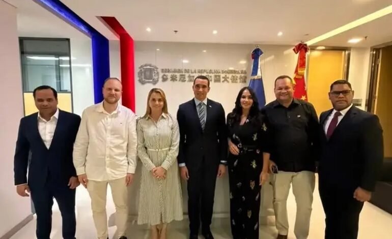 Embajador José Gómez recibe en China a delegación dominicana que participa en programa internacional sobre turismo sostenible