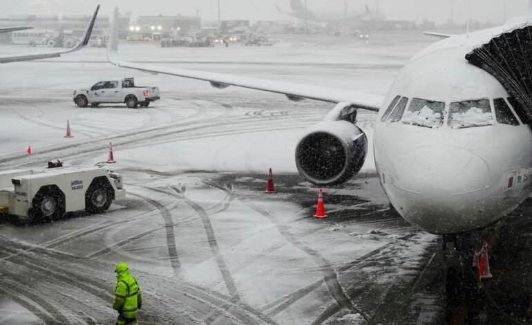 Cientos de vuelos cancelados en NY por tormentas de nieve