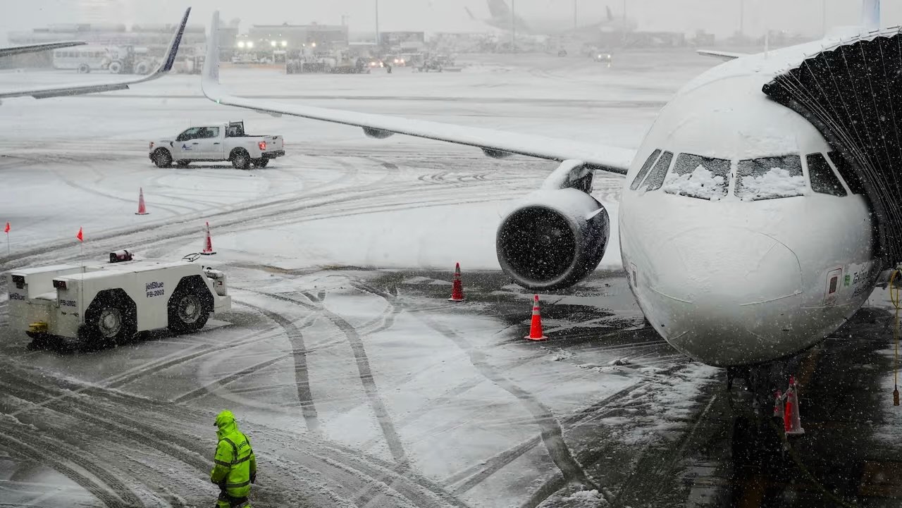 Cientos de vuelos cancelados en NY por tormentas de nieve