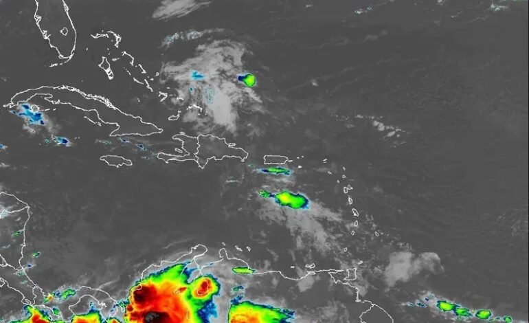 Indomet informa que vaguada y onda tropical generarán aguaceros y tormentas eléctricas este jueves