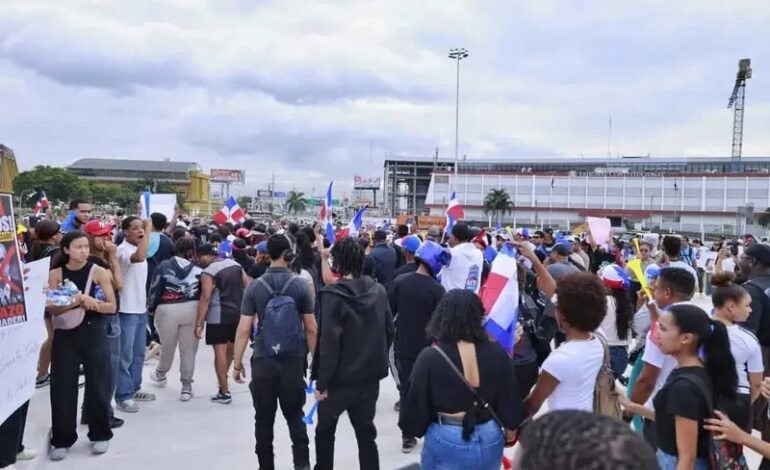 Ciudadanos se manifiestan en la Plaza de la Bandera contra problemas sociales