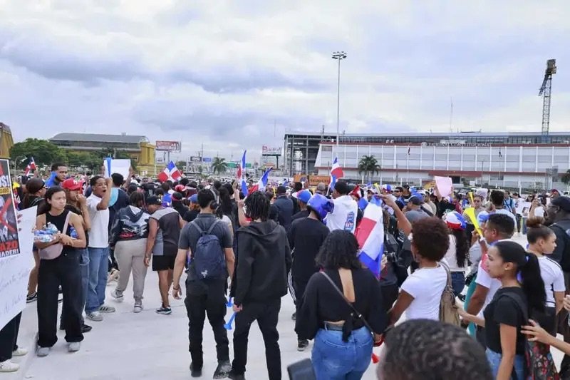 Ciudadanos se manifiestan en la Plaza de la Bandera contra problemas sociales
