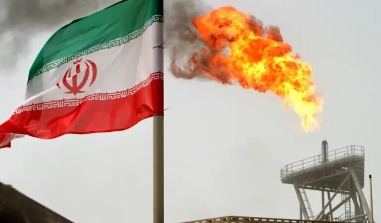 Precio del petróleo sube y apunta a ganancia del 6% por temor de bloqueos en Ormuz