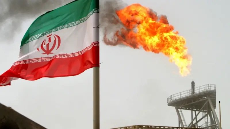 Precio del petróleo sube y apunta a ganancia del 6% por temor de bloqueos en Ormuz