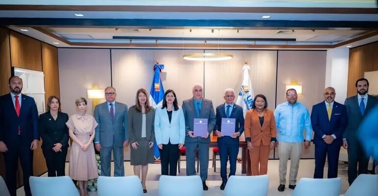 Senado firma alianza con UNAPEC para fortalecer formación de su personal y servicios bibliotecarios