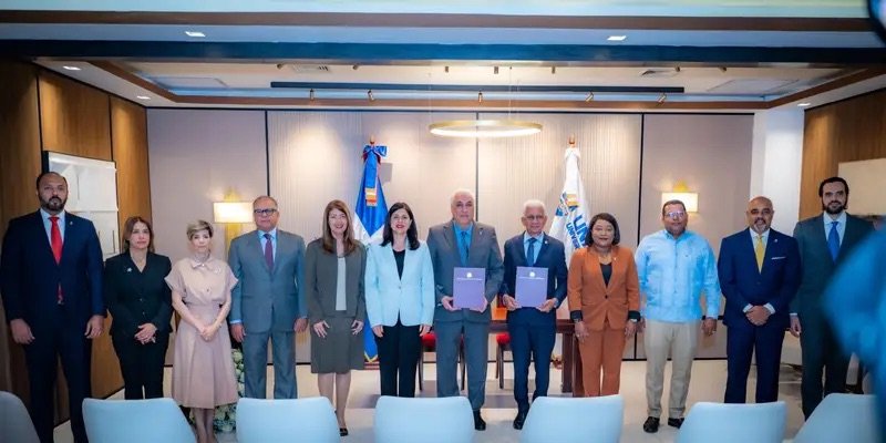 Senado firma alianza con UNAPEC para fortalecer formación de su personal y servicios bibliotecarios