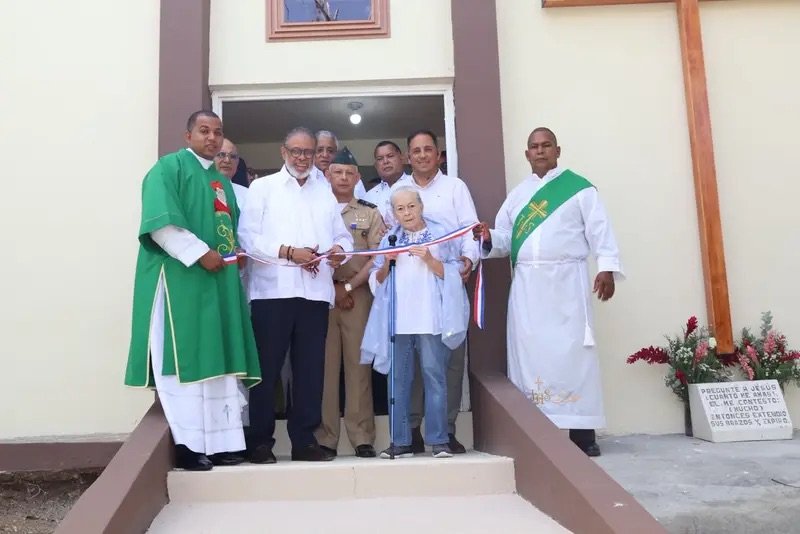Desarrollo de la Comunidad entrega remozada capilla en Sabana Iglesia, Santiago