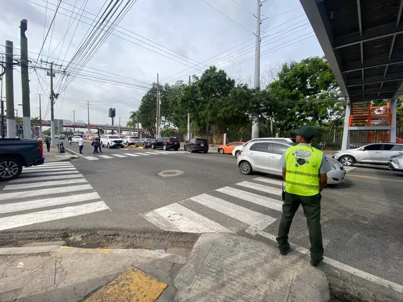 Ciudadanos desafían el peligro pese a reapertura del puente peatonal de la Ortega y Gasset