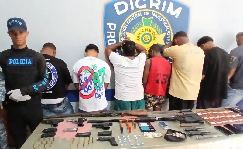 PN y Ministerio Público arrestan a ocho personas y ocupan armas, drogas y otras evidencias en allanamientos realizados en Barahona