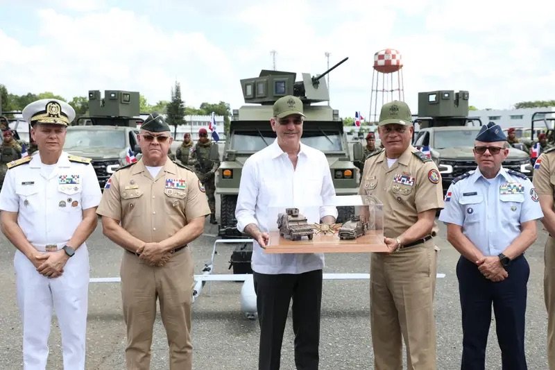Abinader fortalece Fuerzas Armadas con nuevos blindados, drones y 179 vehículos