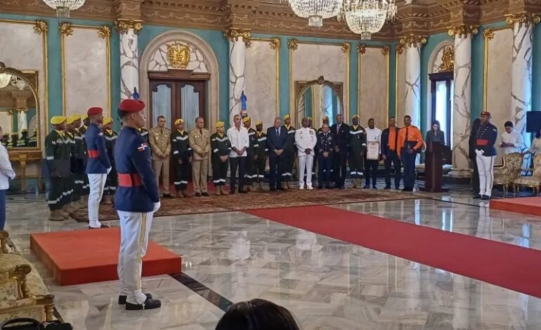 Abinader entrega Medalla al Mérito a 19 rescatistas brindaron asistencia en Venezuela; reconoce su entrega y compromiso