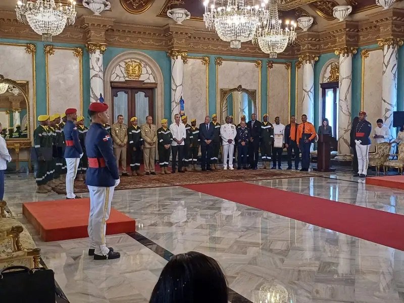 Abinader entrega Medalla al Mérito a 19 rescatistas brindaron asistencia en Venezuela; reconoce su entrega y compromiso