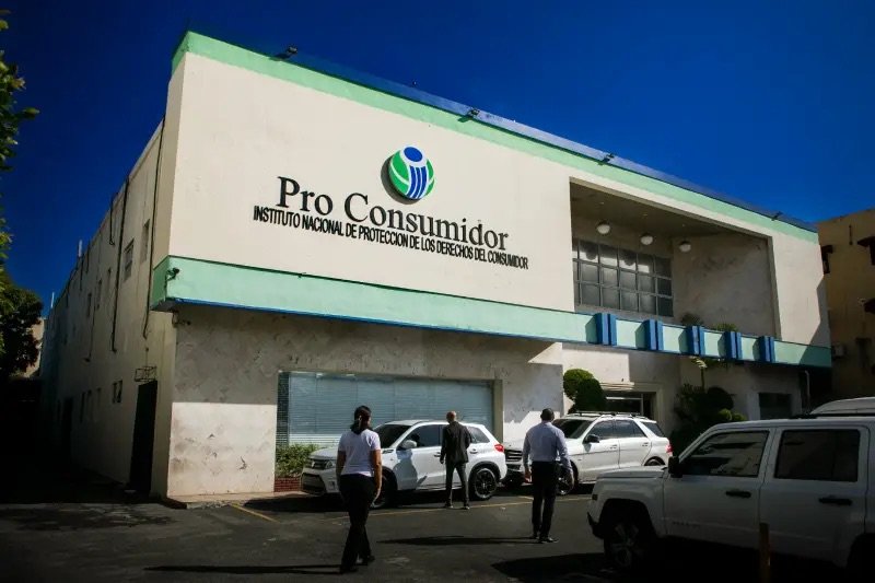 Pro Consumidor advierte a concesionarios que no pueden retener vehículos durante meses por falta de piezas
