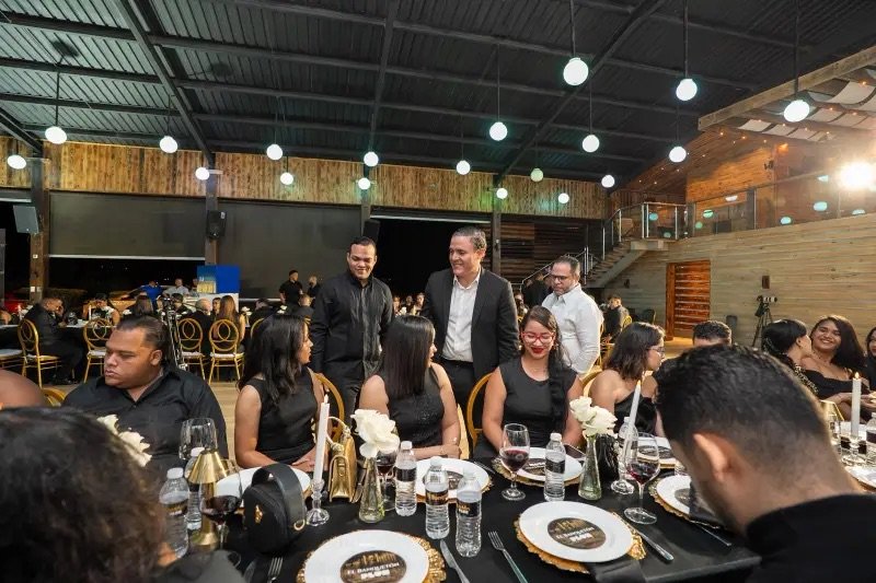Banquetón Plus reúne a cientos de jóvenes en exitoso conversatorio con Jean Luis Rodríguez
